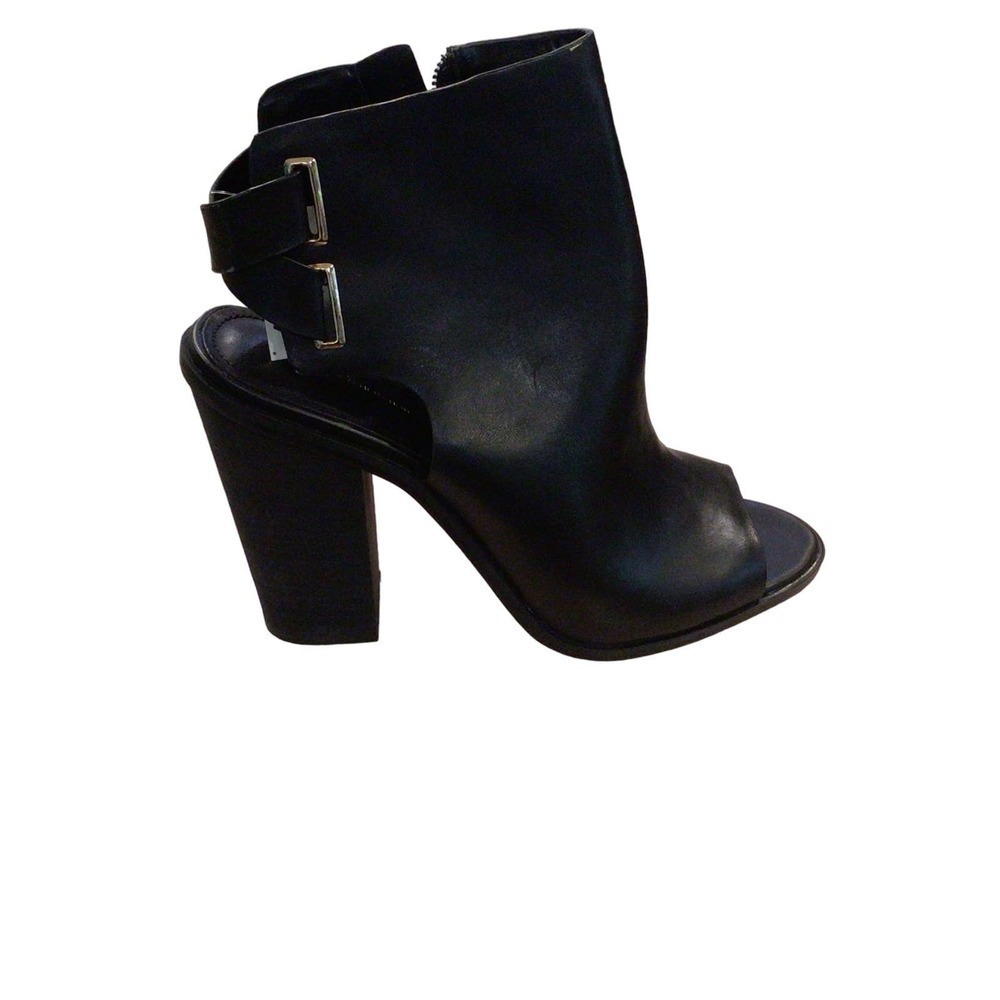 NWB BCBGeneration Octavia peep toe‎  leather booties sz 9.5M